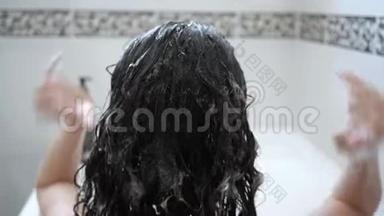 女人在淋浴时用洗发水洗头，用<strong>护发</strong>、<strong>护发</strong>面膜，冲洗洗发水和<strong>护发</strong>膏，强力洗头
